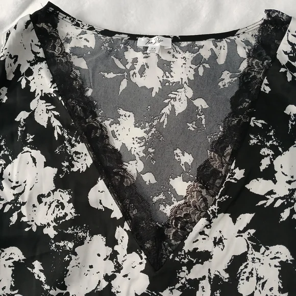 Tea Rose Womens Black Floral Blouse Size 3X Lace V Neck Trim Fluter Sleeve - Picture 6 of 10